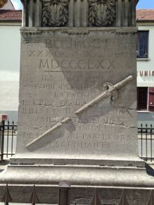 Stèle épée brisée